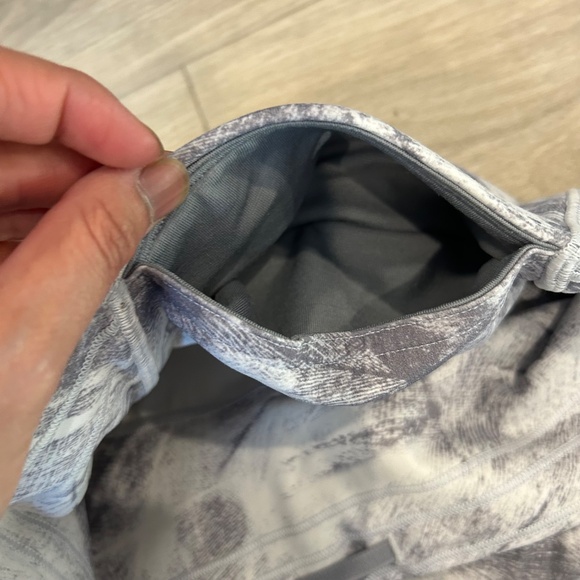 Lululemon Grey & White Mesh Legging - Picture 8 of 10